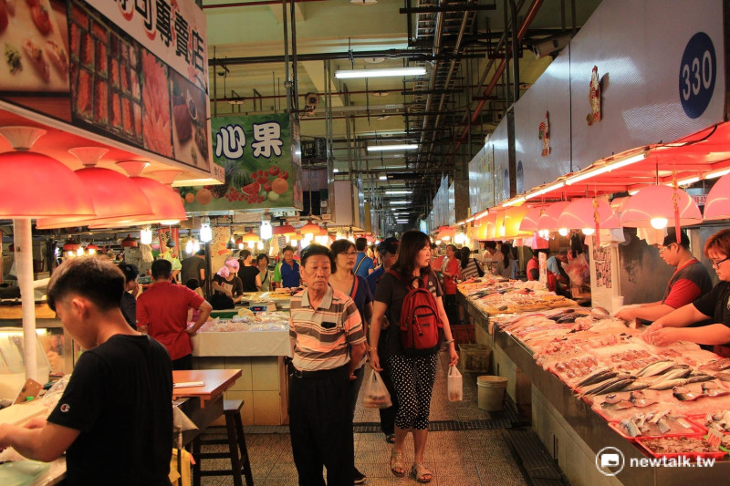 華僑市場是走訪東港必遊景點之一，買海鮮、享用料理，皆可在一座小漁市滿足。   圖：呂晏慈攝