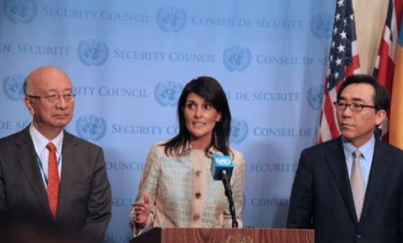 美國駐聯合國大使海莉(Nikki Haley)(圖中)發言時，日本駐聯合國大使別所浩郎(圖左)，和韓國駐聯合國大使趙兌烈(圖右)也都在場。   圖:翻攝自Nikki Haley Facebook。