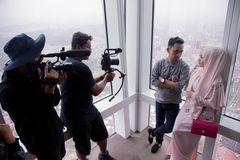 穆斯林電視台Astro_TV拍攝團隊及Hafiz夫婦16日前往101觀景台取景。   圖：台北市政府觀光傳播局提供