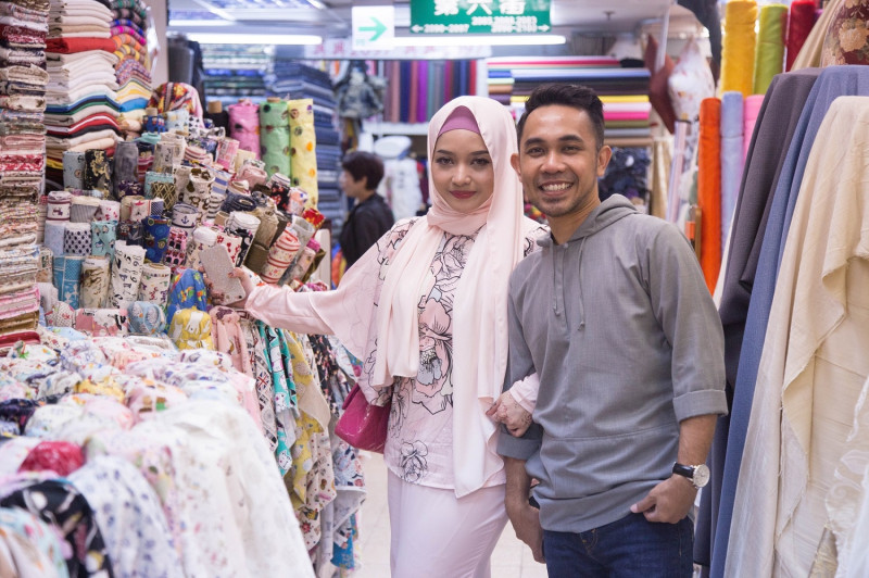 Hafiz夫婦走訪大稻埕及永樂市場，表示台北街頭乾淨又漂亮、民眾友善又熱情。   圖：台北市政府觀光傳播局提供