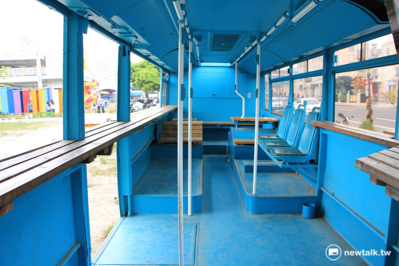 廢棄的大都會客運全漆成藍色，適合拍攝情境照。   圖：呂晏慈攝