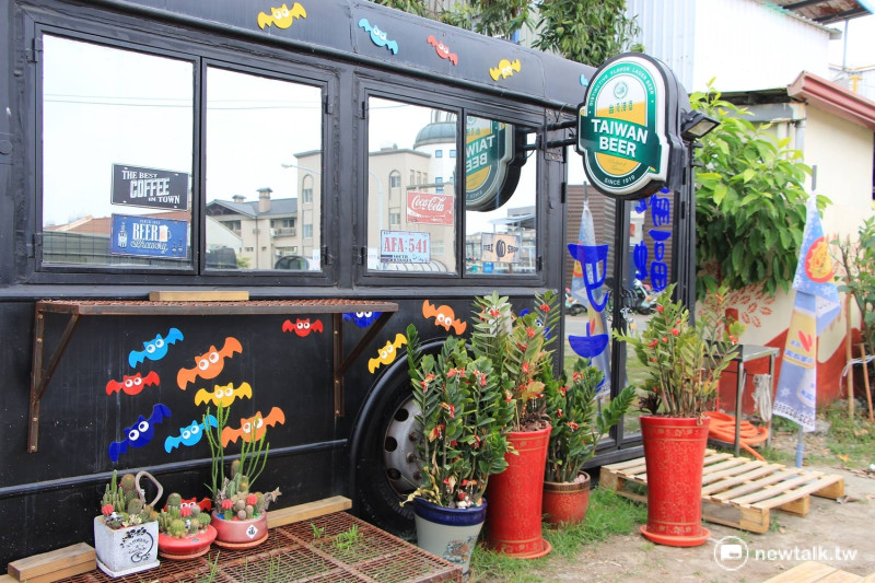 也有商家將廢棄公車改為小餐飲店或酒吧，車身蝙蝠裝飾相當可愛逗趣。   圖：呂晏慈攝