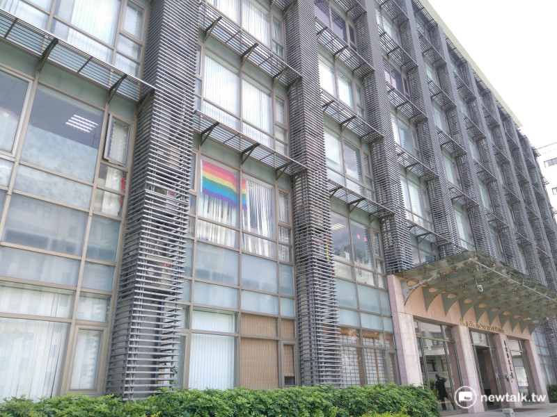 淡江大學七個系館同時升起彩虹旗。   圖：鍾孟軒/攝