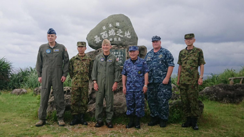 美軍太平洋司令部上將哈里斯（左三）與日本自衛隊統合幕僚長河野克俊（右三）首度訪問與那國島觀測站。   圖：美軍太平洋司令部官網/ Courtesy