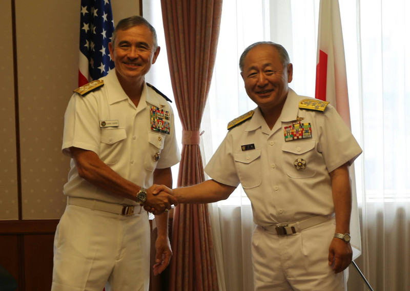 美軍太平洋司令部上將哈里斯（左）16日在東京，與日本自衛隊統合幕僚長河野克俊會面。   圖：美軍太平洋司令部官網/ Courtesy
