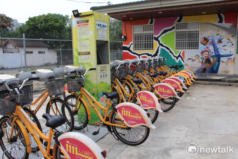 屏東公共自行車PBike自2014年啟用以來，現已在市區內架設30個單車站，遊客可騎乘單車走訪屏東市各個景點。   圖：呂晏慈攝