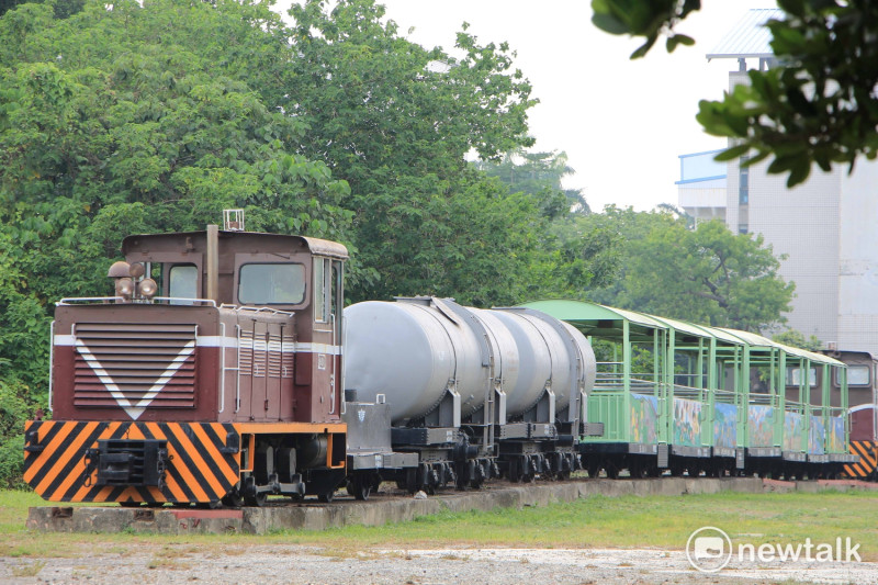 屏東鐵路歷史始於日治時期，最早的名稱叫做「阿緱驛」，今天在台糖路兩側，可看到幾輛彩繪火車。   圖：呂晏慈攝