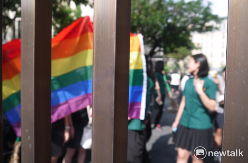 司法院對面北一女中學升高舉一面彩虹旗支持婚姻平權法案。   圖：鍾孟軒/攝