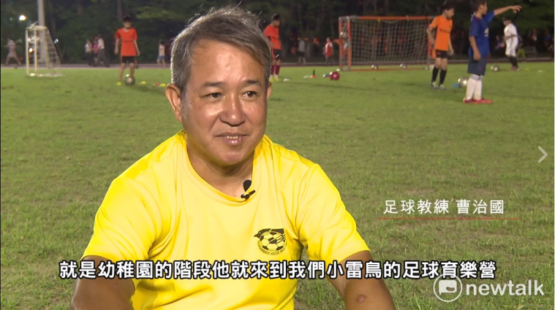 曹治國教練表示，雖然劉世芳工作相當忙碌，但如果時間許可，甚至會更動行程，偷偷來到球場看孩子踢球。   圖：劉世芳臉書