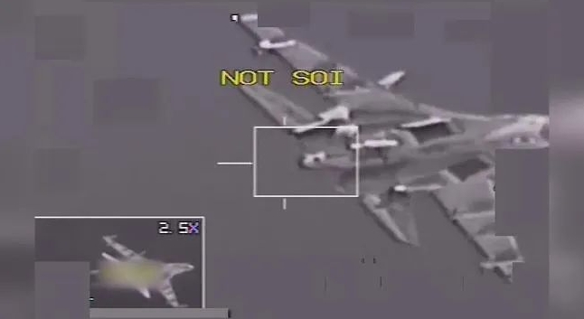 美軍公布的蘇-35戰機「挑釁」美軍戰機影片。   圖 : 五角大廈影片截圖