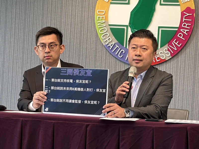 民進黨發言人卓冠廷、張志豪（由左至右）   圖：民進黨提供