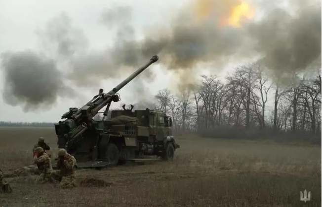 烏軍對俄軍展開砲擊。   圖 : 翻攝自迷彩虎