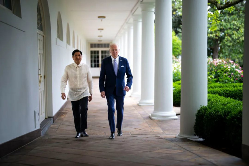 美國總統拜登（右）與菲律賓總統馬科斯1日在白宮走廊交談。   圖：翻攝自環球網