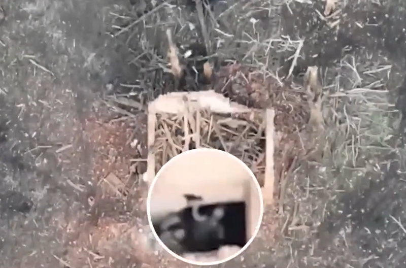 烏軍使用商用無人機吊掛榴彈攻擊，數名俄軍慌忙跑進地下碉堡企圖躲避。 圖：翻攝自 Оперативний ЗСУ 推特