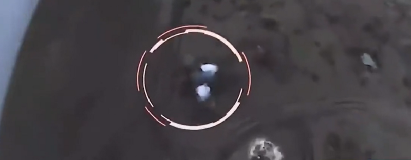 烏軍的無人機飛行在空中，對地上的俄軍精準投擲炸彈。   圖：翻攝自 Special Kherson Cat 推特