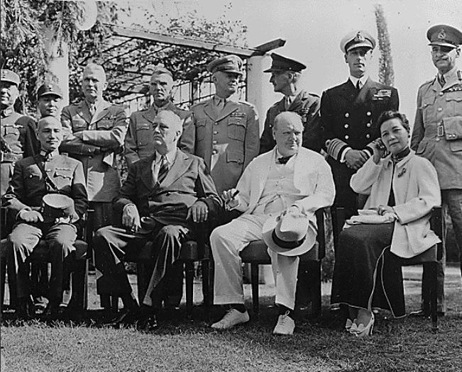 1943 年 11 月，二戰結束後舉行開羅會議，之後發表《開羅宣言》，前排左起為蔣介石、美國總統羅斯福、英國首相邱吉爾，與蔣介石夫人蔣宋美齡。   圖：翻攝自美國國家檔案館
