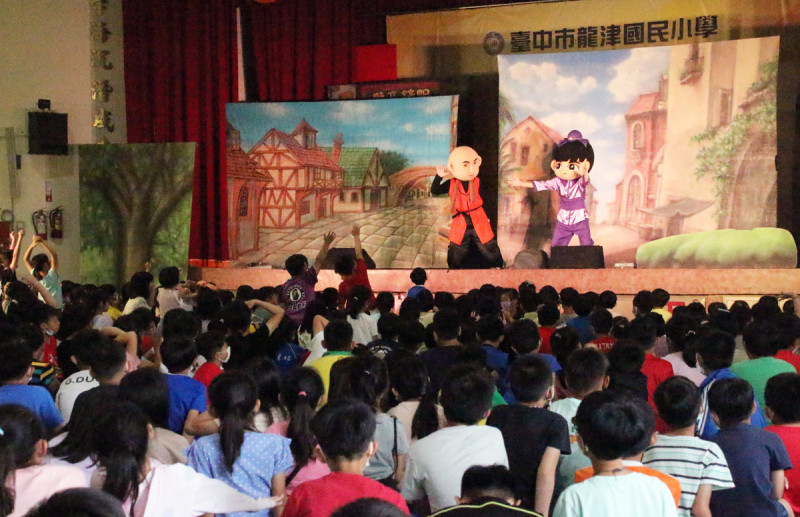 小青蛙劇團演出《賣香屁》，龍津國小學生熱情參與。   台中市政府文化局/提供