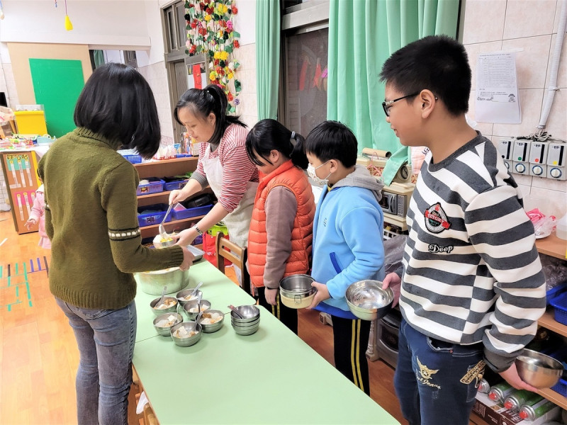 學生享用學校自立廚房早餐。   圖：新北市教育局提供