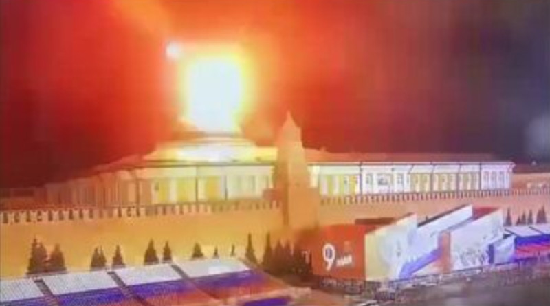 克里姆林宮主宮殿遭無人機襲擊，上方爆出火光。   圖 : 推特影片截圖