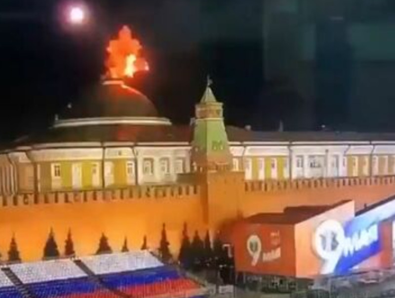 克里姆林宮主宮殿遭無人機襲擊，上方爆出火光，該起事件被質疑是俄方的假旗行動。   圖 : 推特影片截圖