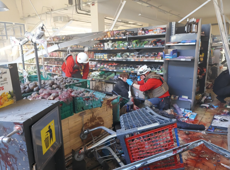 俄羅斯空襲烏克蘭，各地的火車站、房屋、五金店、雜貨超市及加油站等，都被俄羅的砲彈破壞殆盡。