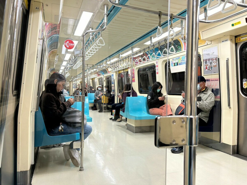 台北捷運南勢角站因轉轍器異常影響列車運行、列車停靠及候車時間。   圖：林岑韋／攝（資料照）