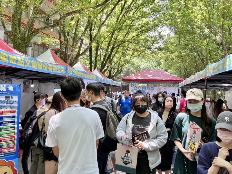 2023真理大學校園就博會參與人潮。   圖：新北市就服處提供