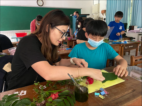 雙溪國小偏鄉專場，親子合力採集植物，以便用於藍晒作品。   圖：新北市教育局提供