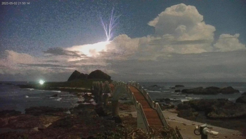 台東成功鎮三仙台設置的即時監視影像，意外拍到罕見的大氣放電現象，只見一道閃電如「藍色噴流」般是由下而上噴發。   圖：取自東部海岸國家風景區管理處長林維玲臉書