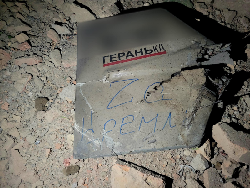 烏克蘭南方司令部公布3日夜間至4日凌晨被擊落俄羅斯無人機殘骸照片，無人機尾翼上寫著「為了克宮」、「為了莫斯科」字樣。   圖：翻攝Operational Command South