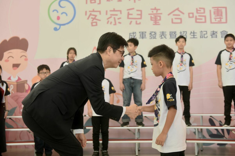 陳其邁(左)親切與客家兒童合唱團小朋友握手。   圖：高雄市客家事務委員會/提供