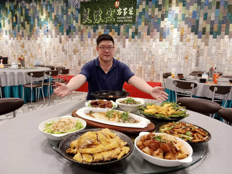美濃窯新客家菜總經理朱俊璋提供藝術用餐環境及客家美食。   圖：孫家銘攝