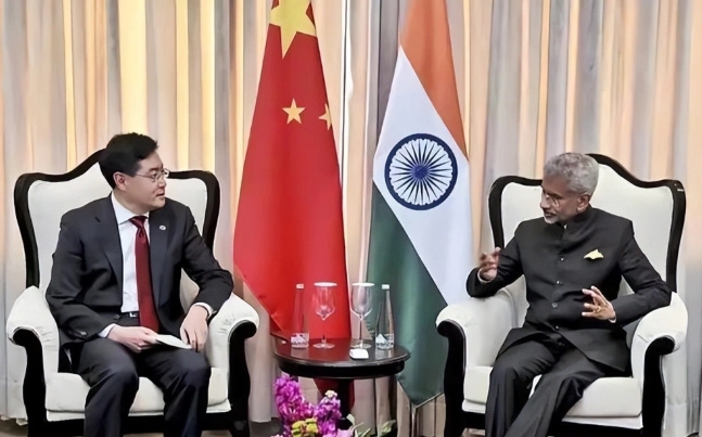 中國外長秦剛(左)同印度外長蘇傑生在進行會談時，就目前中印邊界分歧進行了充分的討論。   圖 : 翻攝自中國外交部