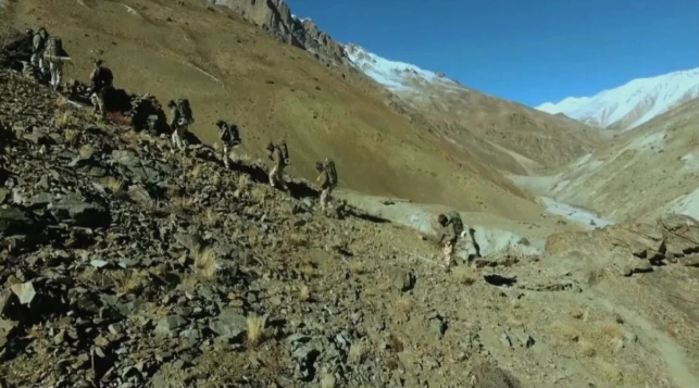 解放軍在中印邊界的山區巡邏。   圖 : 翻攝自秦晉觀天下