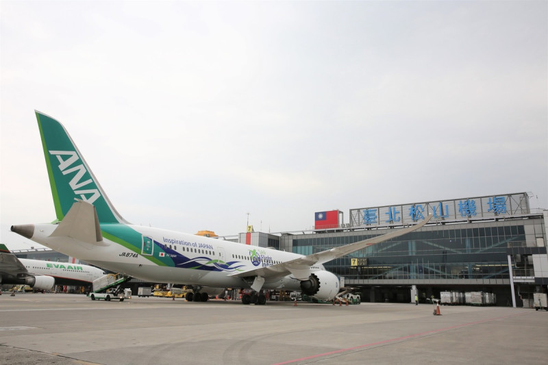 台北市松山機場29日晚間發生停電事故，民眾上網抱怨「行李出不來」。   圖：翻攝台北市松山機場臉書