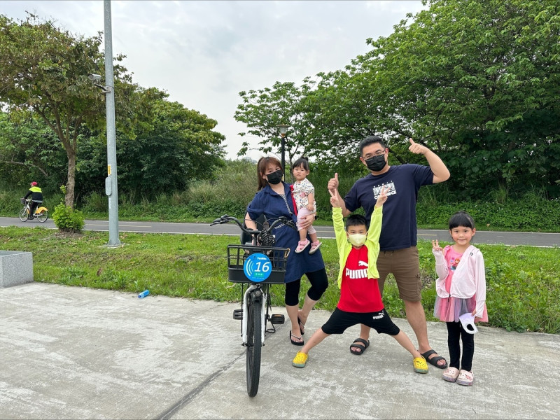 陪媽媽騎車真開心。   圖：新北市高灘處提供