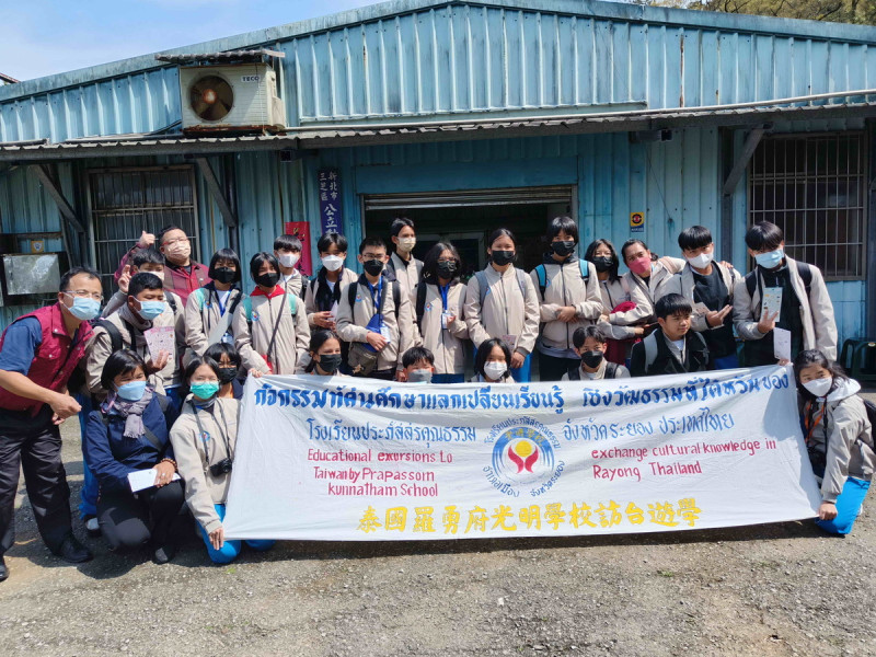 泰國羅勇府光明學校師生到三芝動物之家進行參訪交流。   圖﹕新北市動保處提供