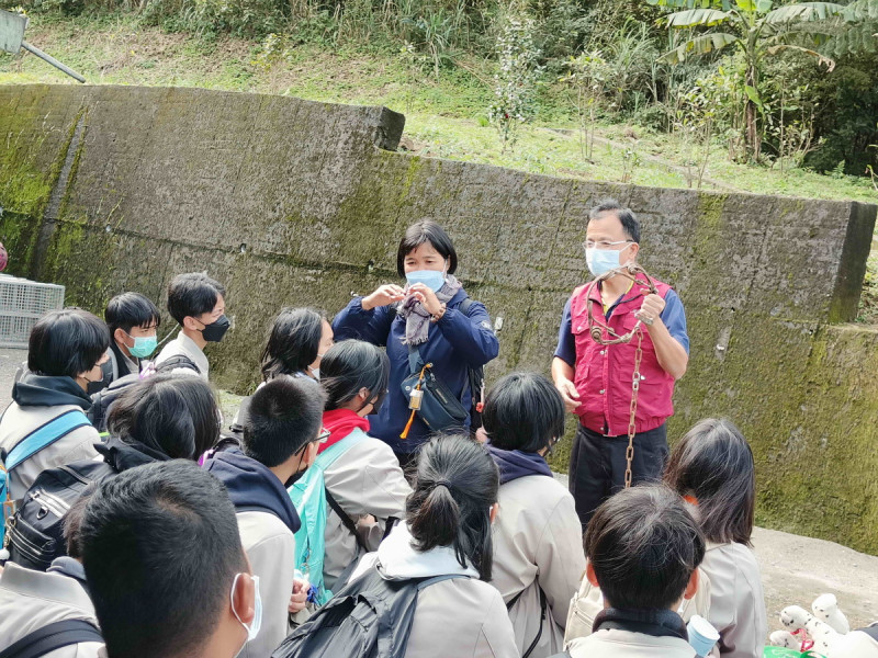 導師李小美翻譯協助解說新北動保處生命教育課程。   圖﹕新北市動保處提供