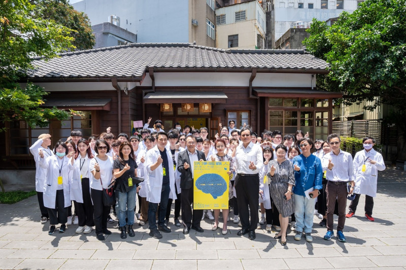 醒吾科大第九屆商設系畢展《洗淨腦霧人》於桃園壢景町展出，師生和與會來賓開心大合照，希望此次展出順利圓滿成功。   圖：吾限熊報社潘奕成攝