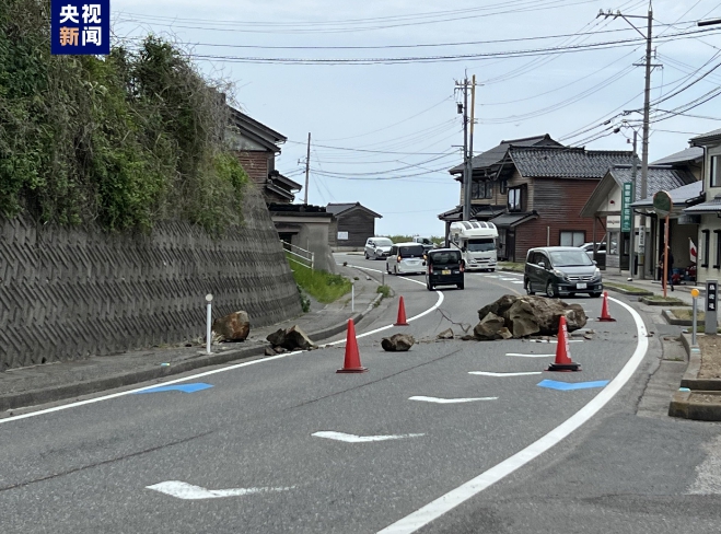 日本石川縣發生芮氏 6.3 級地震，造成多處房屋坍塌，街道上出現落石。   