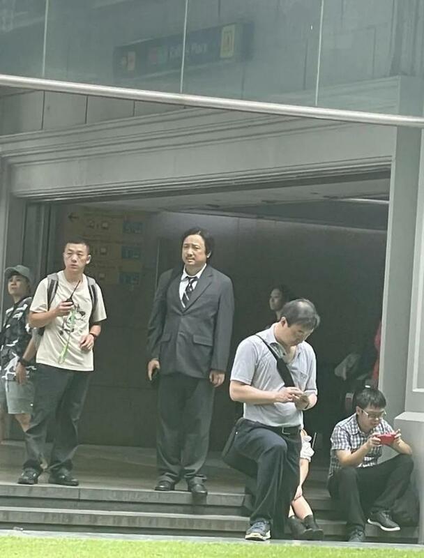 徐崢於 4 月 19 日被網友拍到，身處於新加坡某捷運站出口。   圖：翻攝自陸媒《網易新聞》