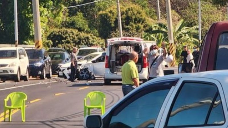 ▲6日上午8時許，高雄岡山區大莊路，發生一起死亡車禍，一台自小客車與其他車輛發生碰撞後，失控波及附近2台機車，造成2名女騎士、1女乘客受傷送醫，其中一名年約60歲的黃姓女騎士，當場失去生命跡象，送醫搶救不治。（圖／翻攝岡山人）   