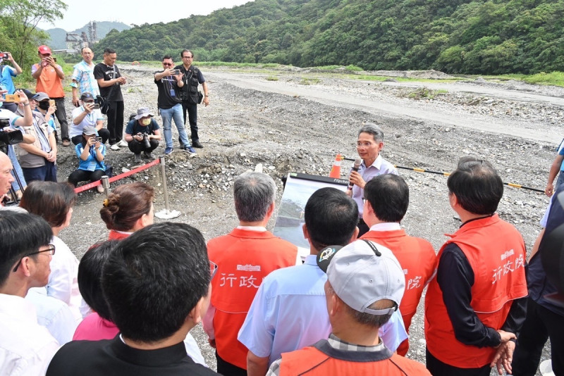 行政院長陳建仁6日視察蘇澳溪分洪道工程   圖：行政院/提供