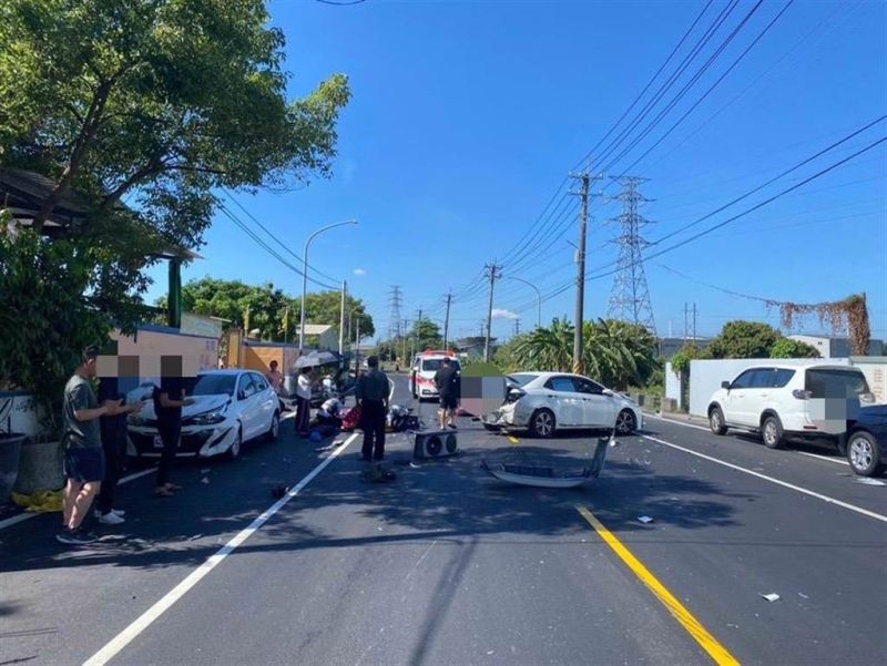 ▲今天一名564旅陳姓官兵開車行經大莊路，不明原因和對向自小客車發生擦撞，後又追撞2輛機車，導致3名女騎士當場噴飛倒地，其中2人送醫不治。（圖／翻攝畫面）   