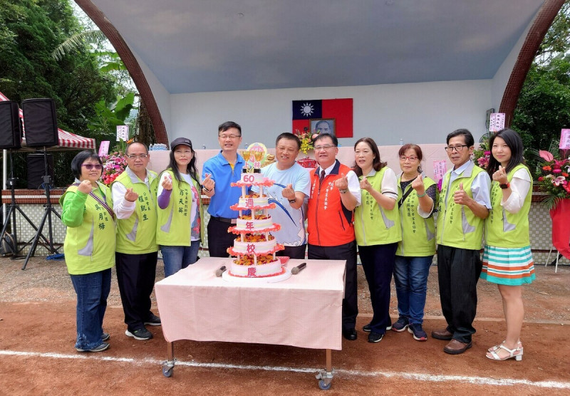 教育局長張明文（左4）到場祝賀，並與現場嘉賓合影。   圖：新北市教育局/提供