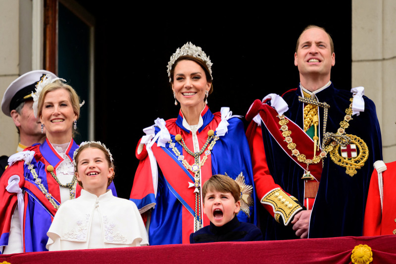 加冕典禮後王儲威廉一家人現身白金漢宮陽台，年僅5歲的路易王子表情豐富，十分搶鏡。   圖：路透社