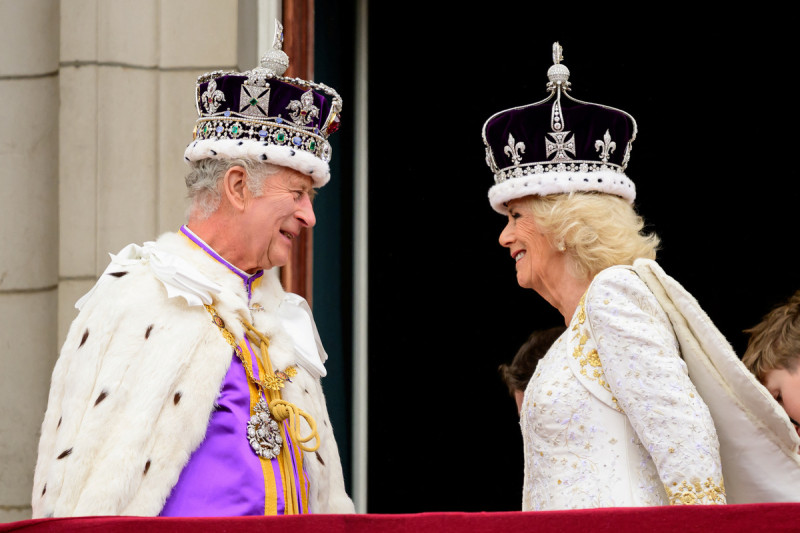 查爾斯三世與皇后卡蜜拉在白金漢宮陽台接受民眾歡呼。   圖：路透社