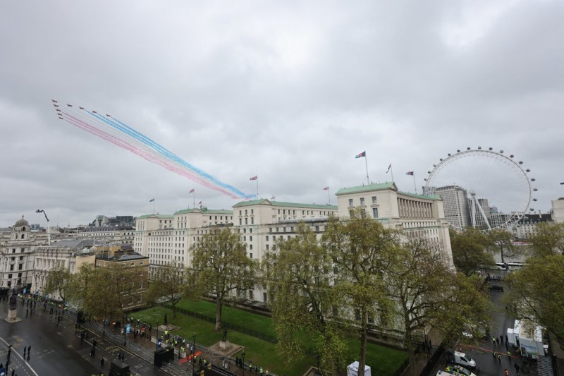 英王查爾斯三世6日加冕，英國空軍特技飛行小組「紅箭」展示空中分列式，飛越倫敦上空。   圖片來源:英國國防部