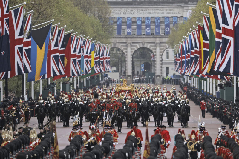 英王查爾斯三世6日加冕，英國及其海外領地與來自33個大英國協成員國總計逾萬名軍員冒雨執行慶典任務，陣容為70年來僅見。   圖片來源:英國國防部