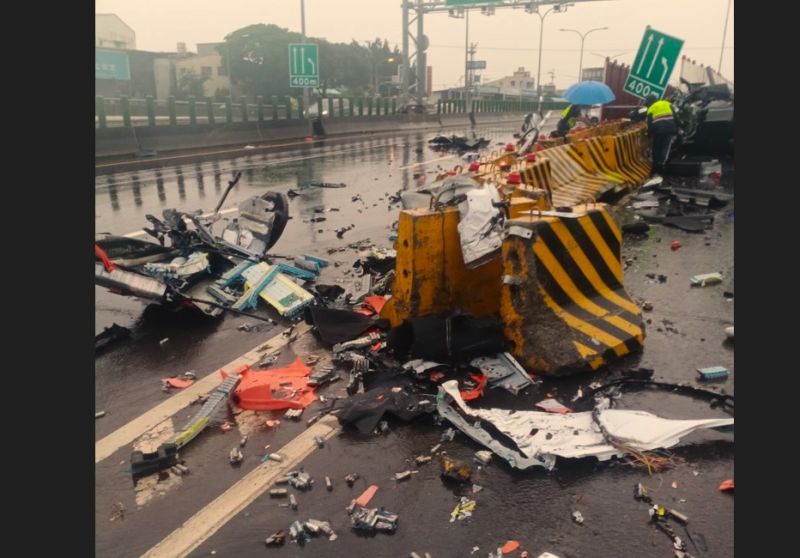 7日清晨5時許，台中74快速道路發生重大車禍，一台轎車疑自撞護欄，車頭、車身嚴重毀損，車上2名男子無生命跡象，送醫後宣告不治。   圖片來源／記者爆料網